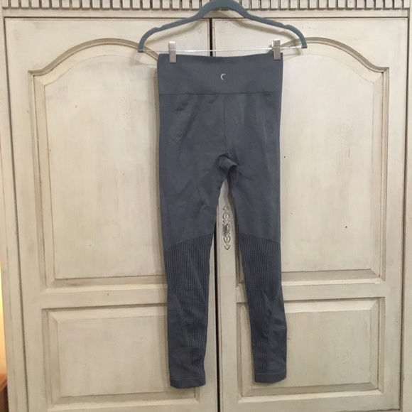 ZYIA Women’s Active Gray Seamless Ribbed Leggings Size M EUC - Picture 2 of 6